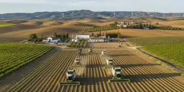 Campo agrícola español con maquinaria moderna y paisaje rural, representando la PAC 2026.