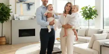Familia feliz con bebé y niño pequeño, símbolo de las deducciones por maternidad y paternidad.