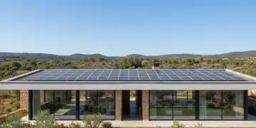 Vivienda moderna y eficiente energéticamente con paneles solares en España